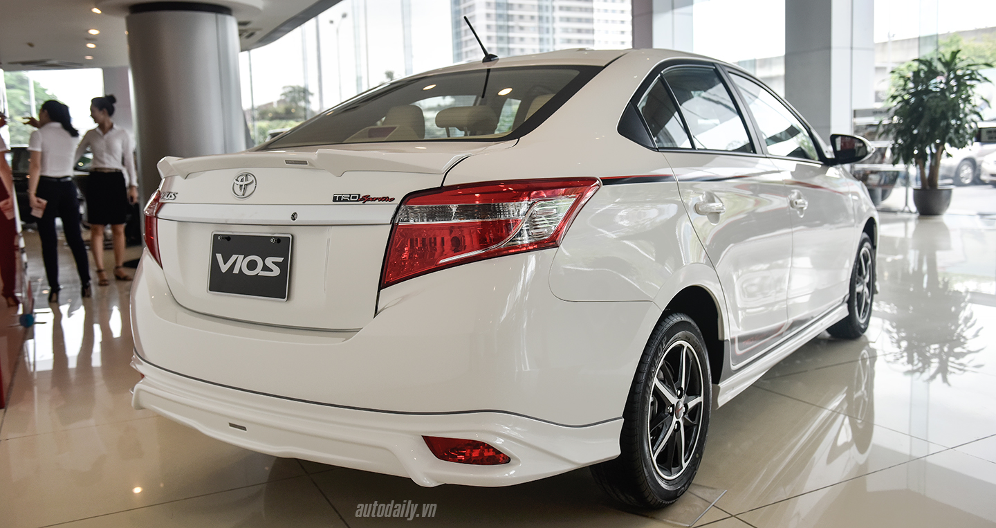 duoi xe toyota vios mau trang